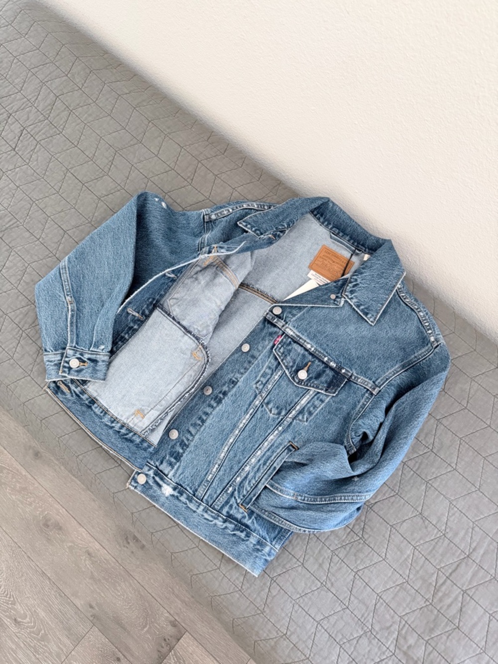 Levi's Premium 90's Trucker Distressed Denim Jacket Unisex Grunge Blue XS NWT - Picture 13 of 15